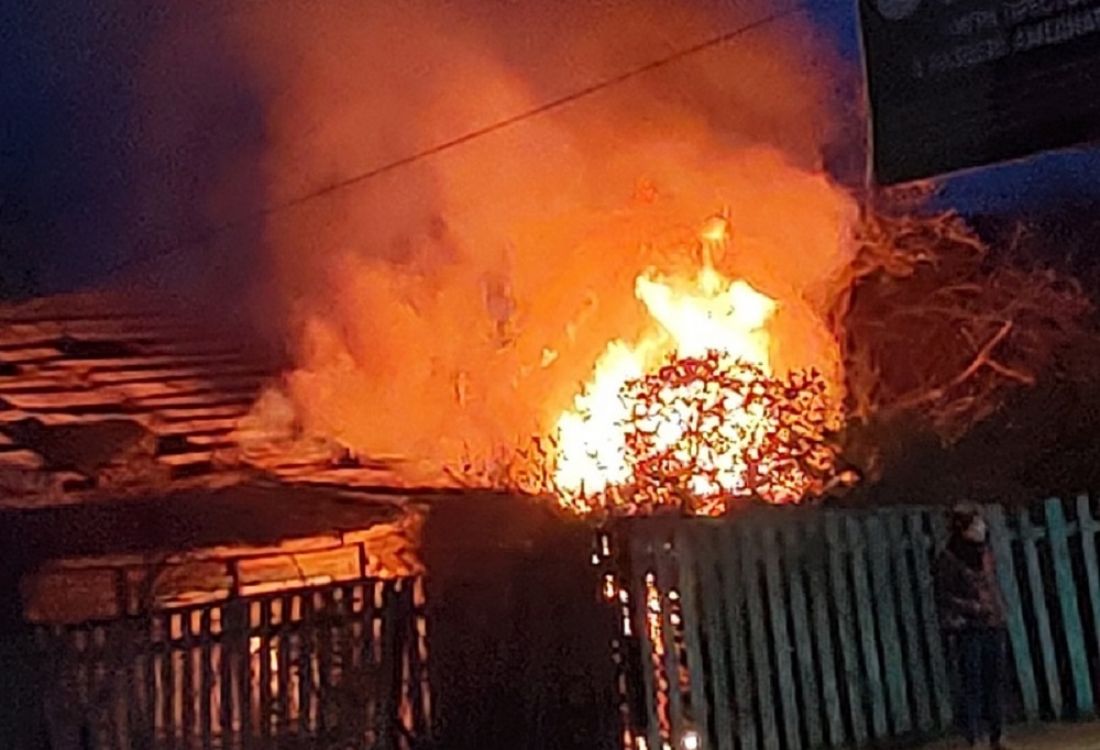 «Горит дом у Сурского моста!» Пензенцы публикуют снимки с места пожара