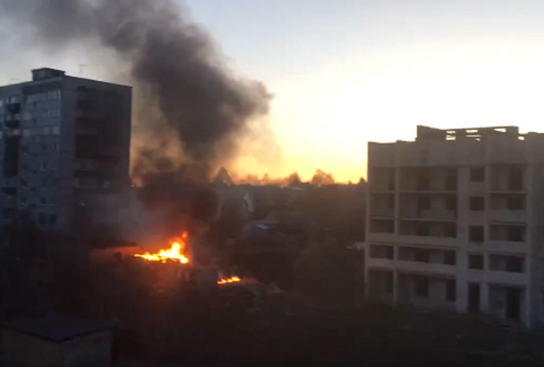 «Горит заброшка!» Пензенцы публикуют фото и видео с места пожара в районе улицы  Окружной